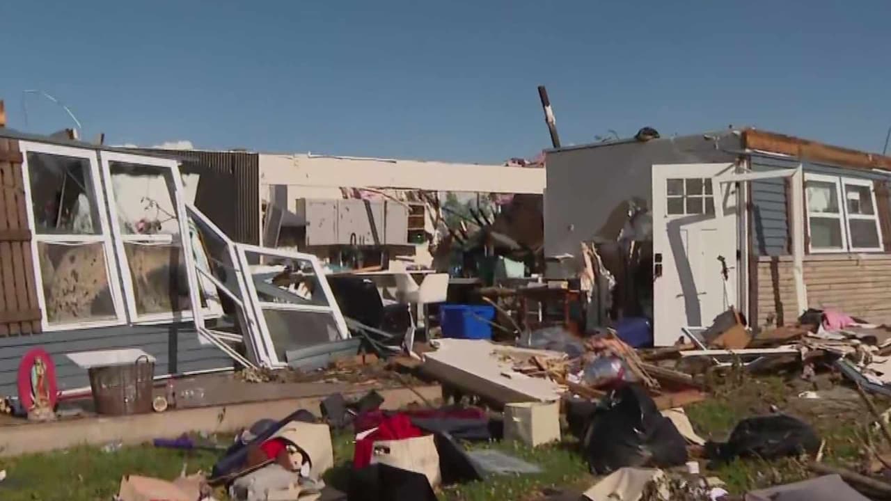 Familias sin luz, vecinos lideran la recuperación y limpieza tras tornado en Merrilville, Indiana