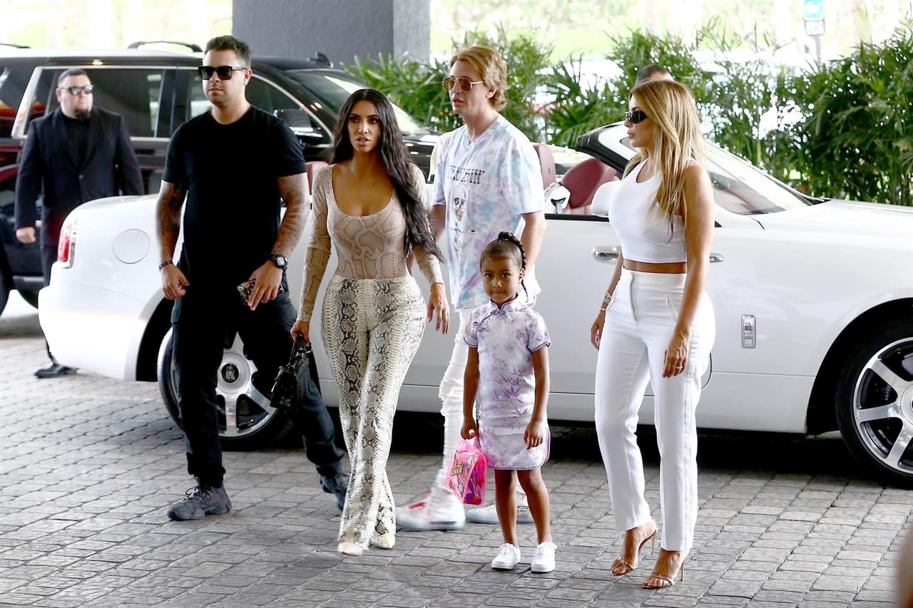 De acuerdo con estas declaraciones, la estrella del reality ‘Keeping Up With the Kardashians’ buscaba simplemente evitar que las imágenes de North se transmitieran en televisión o algún programa de internet.
<br>