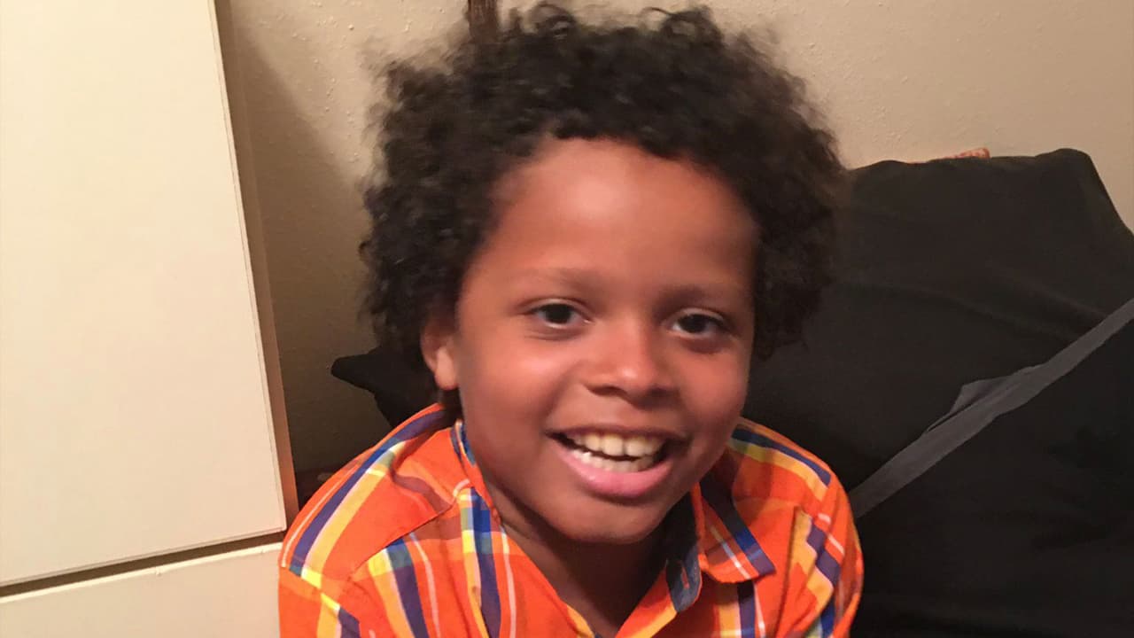 El virus sincitial respiratorio provocó que su corazón se detuviera varias veces impidiendo que la sangre corriera por sus extremidades lo que resultó en que el tejido muriera y debían amputarle sus brazos y piernas, según 
<a href="https://www.univision.com/local/houston-kxln/desconectan-a-zyrin-foots-el-nino-de-10-anos-que-libraba-una-dura-batalla-contra-el-covid-19-video">explicó el abuelo de Zyrin</a>.