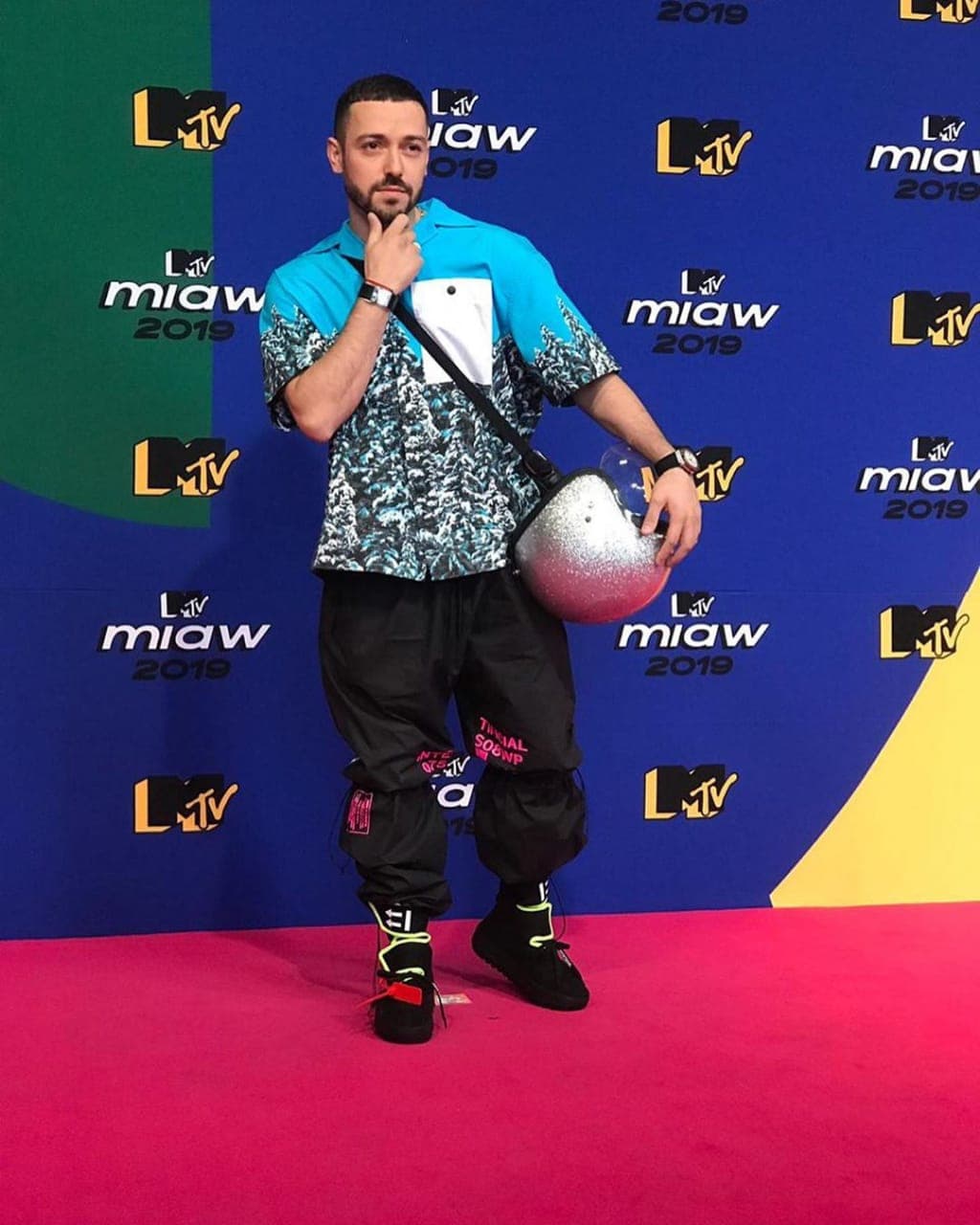 Al cantautor le parece "interesante cómo está de moda de nuevo (utilizar aretes grandes y pintarse el cabello)".