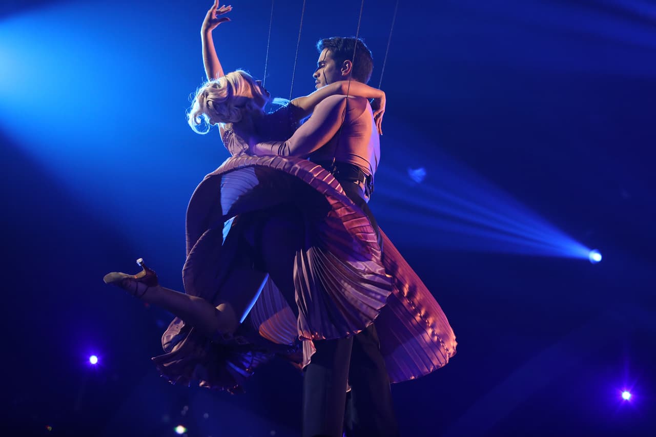 Desde los aires, Ektor Rivera llegó a la pista para enfrentarse con un vals vienés al ritmo de 'Ecos de amor'.