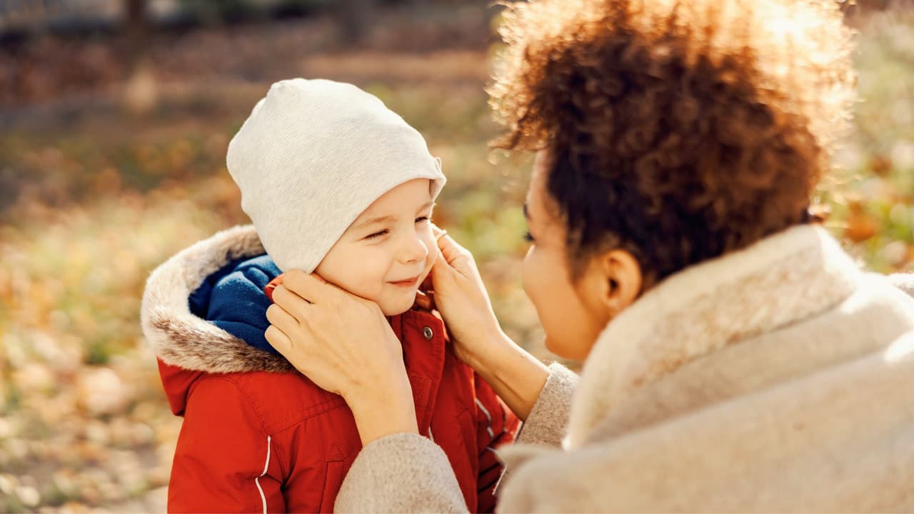 Los inviernos en Texas pueden sorprendernos con temperaturas extremadamente bajas. Como padres, la seguridad y el bienestar de nuestros hijos son nuestra prioridad. Aquí tienes 
<b>una guía práctica con consejos claros y fáciles de seguir para cuidarlos en el hogar, fuera de casa y en la escuela</b>💡