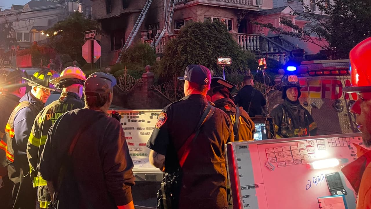 Incendio de 3 alarmas deja dos bomberos heridos en Brooklyn