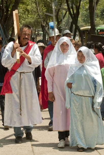 Decenas de manifestantes colocaron una pancarta con el reclamo: "¡Obama cumple tu promesa!" y "No legalización, no reelección", mientras otro grupo vestido a la usanza de las procesiones de la Semana Santa católica representaba a Cristo camino del calvario.
