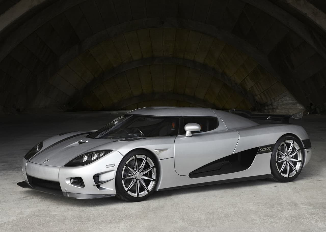 <h3 class="cms-H3-H3">8. Koenigsegg CCXR Trevita</h3>
<br>
<br>
<b>Precio: </b>4.8 millones de dólares
<br>
<br>Se trata de un hiperdeportivo ultra raro con una producción limitada a sólo dos unidades. 
<a href="https://www.univision.com/carros/carros-y-famosos/floyd-mayweather-logan-paul-quien-tiene-mejor-coleccion-carros-fotos"><u>Floyd Mayweather</u></a>, quien desembolsó 4.8 millones de dólares, es el dueño de la única unidad con autorización para circular en Estados Unidos. Su motor es un V8 supercargado de 4.8 litros con la capacidad de producir 1,004 caballos de potencia y 797 lb-pie de torque.