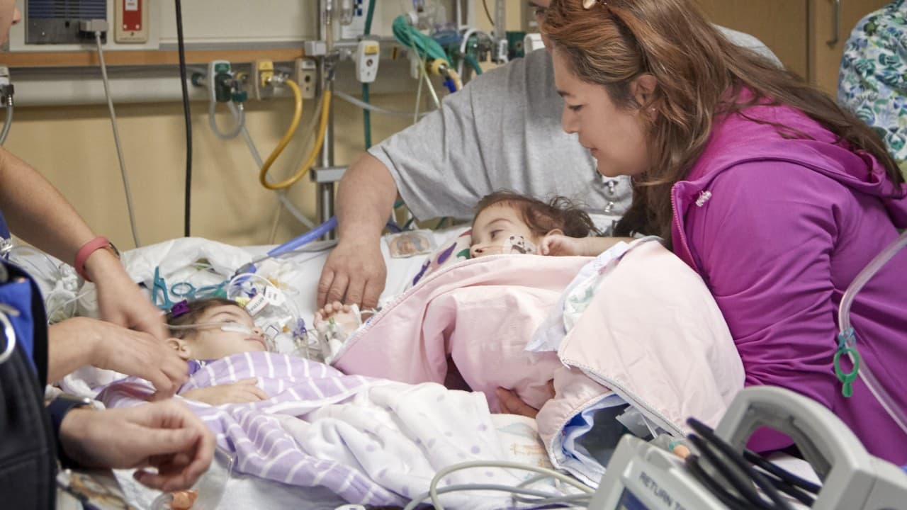 Las siamesas Erika y Eva se reencuentran por primera vez tras la operación que las separó