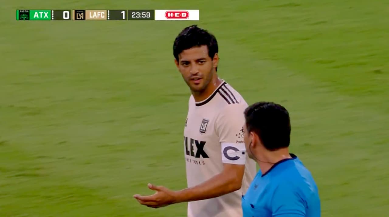 ¡Apagan la 'Vela'! Carlos definió bien, pero el VAR anuló su gol