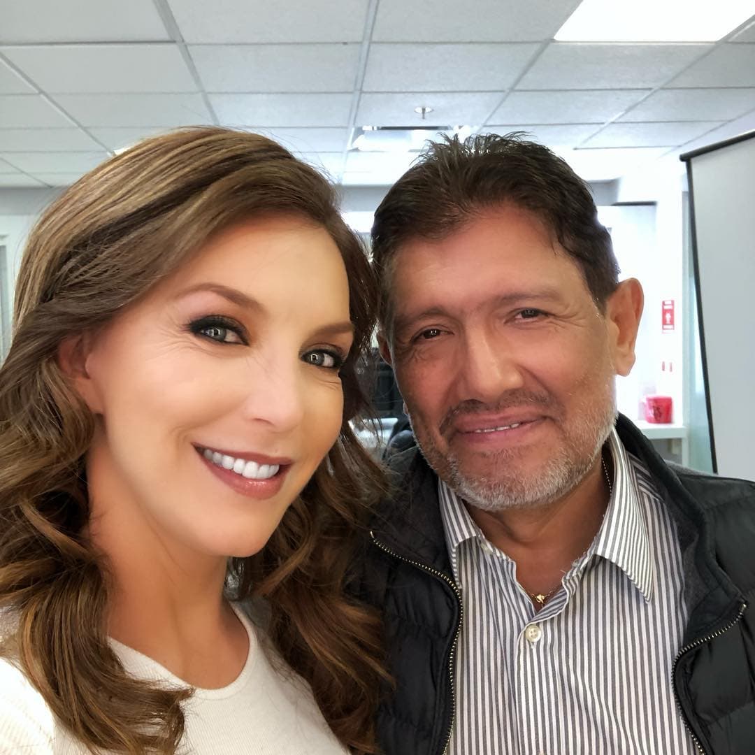 Al pie de esta instantánea, la actriz reveló: "Con mi jefe Juan Osorio, preparando un regreso muy especial. ¡Gracias, Juan! ¡Gracias, Dios!".