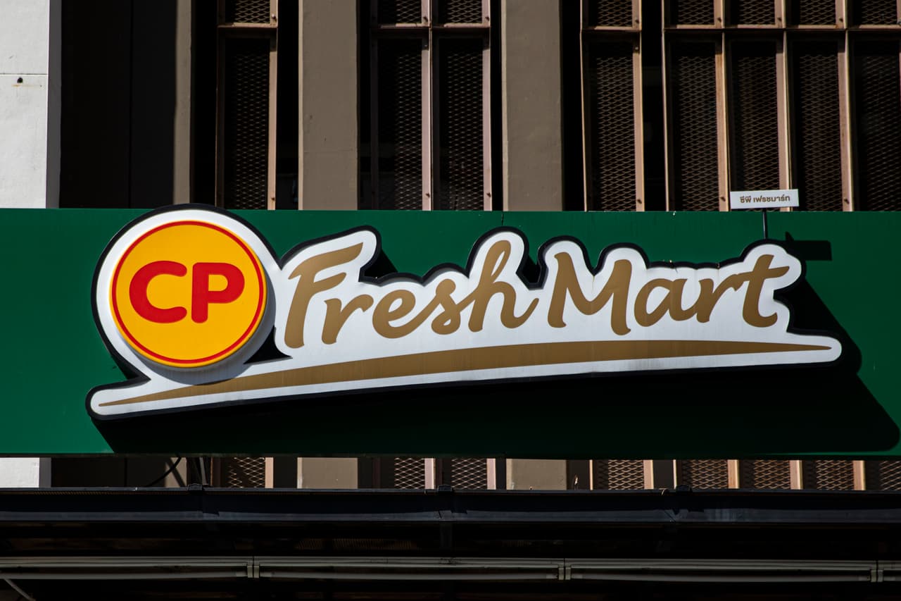 <h3 class="cms-H3-H3">8. La familia Chearavanont </h3>
<br>
<br>La familia está detrás de Charoen Pokphand Group, que es el mayor productor mundial de alimentos para animales y ganado. Esta empresa creció aún más en 2017 tras un aumento en el valor de su participación en la aseguradora china Ping An. Al principio, dos hermanos, Chia Ek Chor y Choncharoen Chiaravanont vendían semillas a los agricultores tailandeses. 
<br>
<br>Actualmente, la empresa, 
<b>que tiene varios establecimientos en Tailandia (como el de la imagen)</b>, está dirigida por el hijo de Chia Ek Chor, Dhanin, y la familia tiene una fortuna de 37,900 millones de dólares. 
<br>