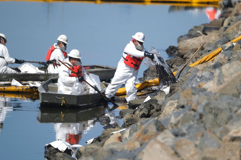 La fuga de petróleo empezó el sábado en la plataforma marina Elly, frente a Huntington Beach y ya ha arrojado al mar unos 570,000 litros de petróleo, según las autoridades, que ya hablan de este suceso como uno de los peores desastres naturales de esta zona "en décadas" y que alertan del peligro que supone para la fauna y la flora del lugar. Los primeros análisis revelan que se trata de "crudo de posproducción", según Katrina Foley, funcinaria del condado de Orange.
<br>
