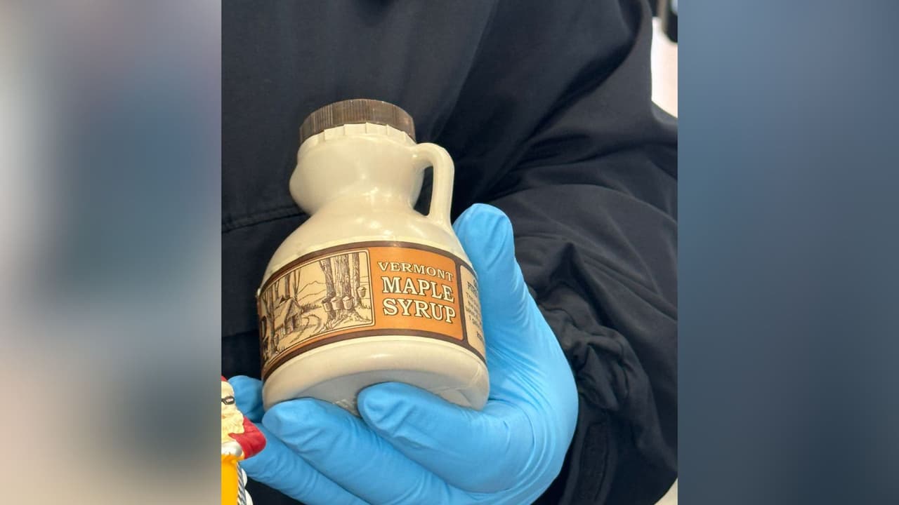 “Es importante recordar que los
<b>líquidos, geles, aerosoles y productos para untar están limitados a 3.4 onzas</b> en una bolsa transparente de un cuarto de galón en los bolsos de mano”, señala la TSA.
<br>
<br>“Termina esa
<b>botella de agua, bebida energética o taza de café</b> antes de llegar al punto de control. Empaca el
<b>shampoo más grande, la pasta de dientes, el protector solar y el gel</b> para el cabello en una maleta documentada”.
<br>