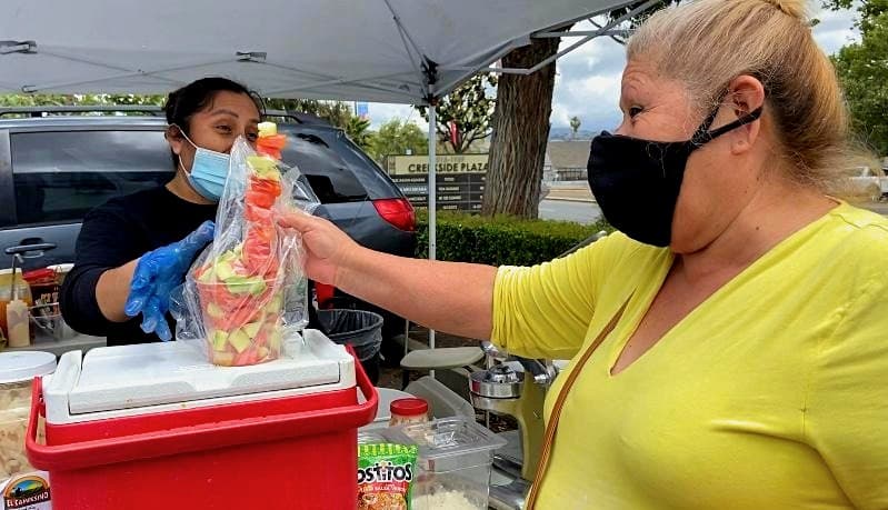Su negocio cerró por el coronavirus, pero puso un puesto de frutas y antojitos para mantener a sus 5 hijos