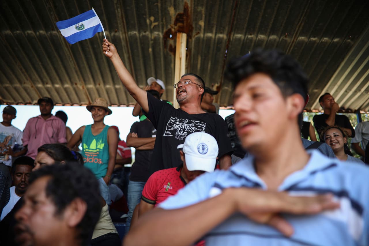 Parte del grupo planea parar en la capital mexicana para ir al Senado, donde pedirán que se proporcione mayor presupuesto a la Comisión Mexicana de Ayuda a Refugiados (Comar) y se atiendan así los casos de los migrantes que puedan obtener asilo en el país.