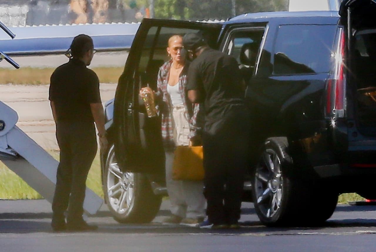 En las imágenes de su viaje de este 10 de junio, JLo fue vista abordando el jet en compañía de los gemelos Maximilian y Emme de 13 años.