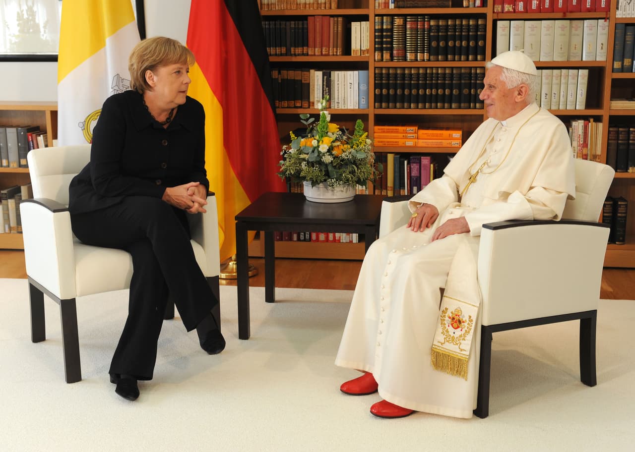 La entonces canciller alemana, Angela Merkel, mantiene una reunión con el papa Benedicto XVI el 22 de septiembre de 2011 en Berlín, Alemania, durante la primera visita que hizo el pontífice a su país natal durante su papado.