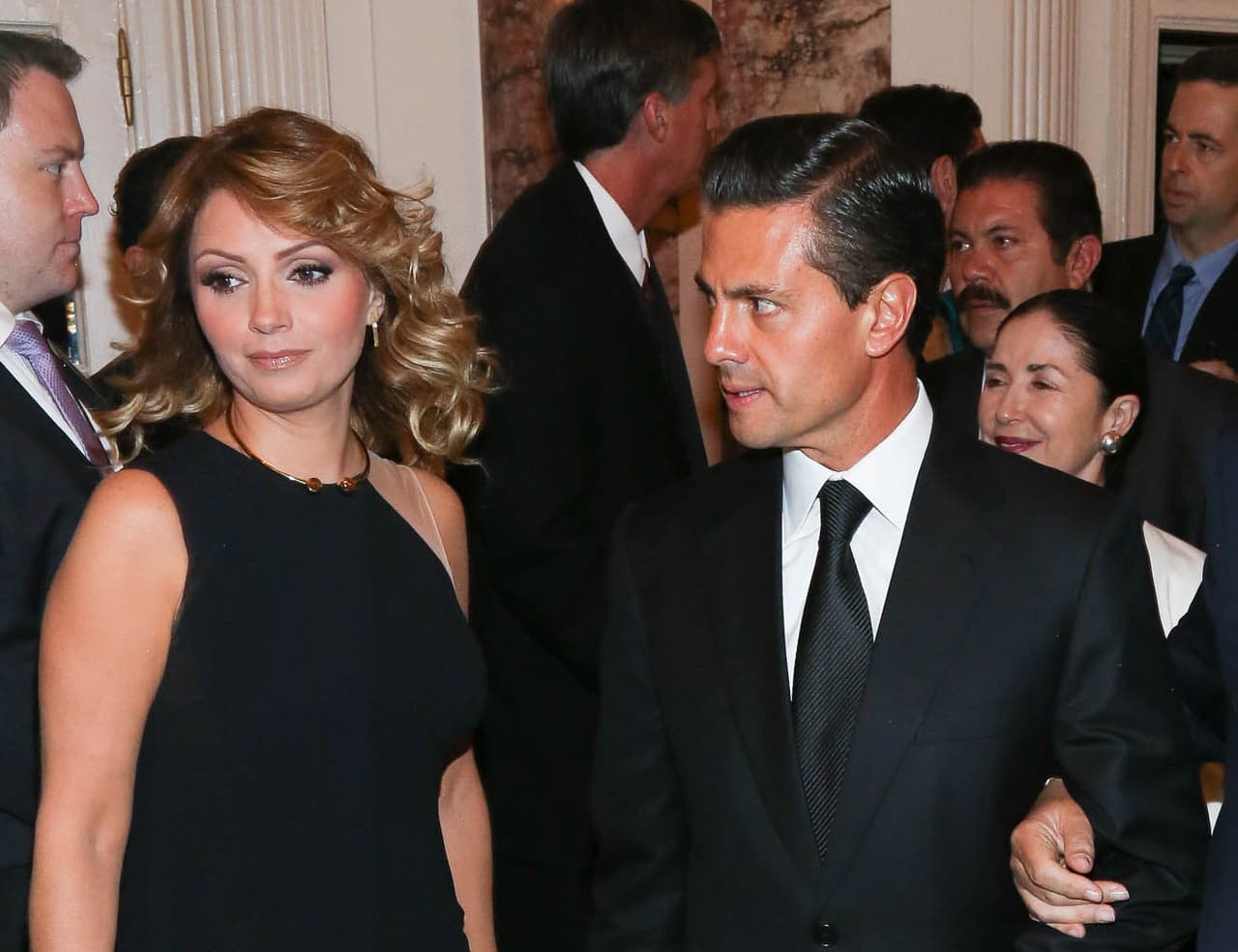 Tan solo algunos días después pasaron por otro conflicto en Francia, cuando Angélica Rivera se negó a dar la mano al exmandatario y posteriormente él tomó venganza y no dejó que ella lo tomara del brazo.