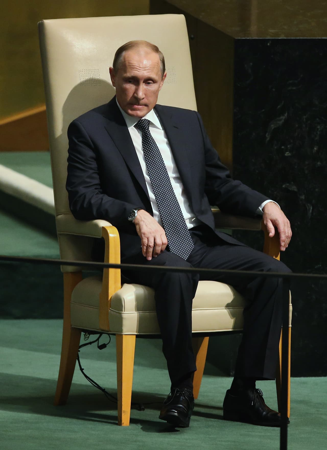 Su temperamento no muy diplomático a pesar de ser un nativo de Libra, pero como su signo chino es el Dragón, en este año 2016, que rige el Mono, deberá deponer ciertas actitudes prepotentes para llegar a acuerdos razonables en el ámbito internacional. El papel de Rusia en medio de la lucha contra el terrorismo, y en el contexto mundial relacionado será cada vez mayor y más controversial.