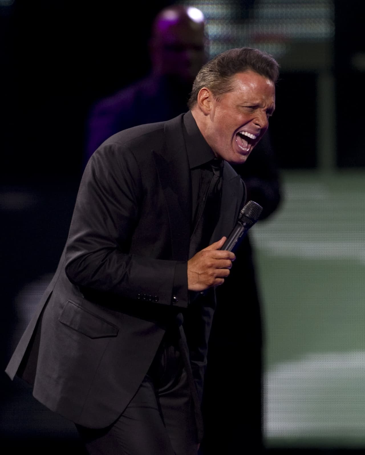 Condiciones estas que le colocarían en el medio de situaciones delicadas, tanto en su vida personal como en su carrera profesional pues esos inconvenientes le forzarán a cancelar presentaciones y a otros cambios dentro de su itinerario artístico.