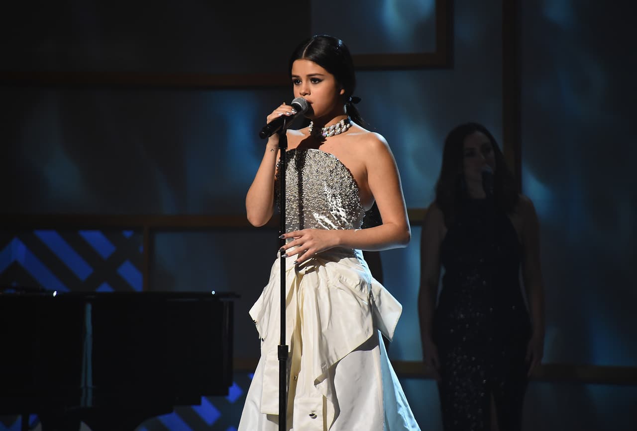 Por lo que deberá cuidarse mucho durante ese período. En el aspecto sentimental se inclina a una relación con otra persona que no es precisamente Justin Bieber y que puede influir de una forma determinante en su futuro artístico pues estará envuelta en varios proyectos cinematográficos que serán de mucho éxito.