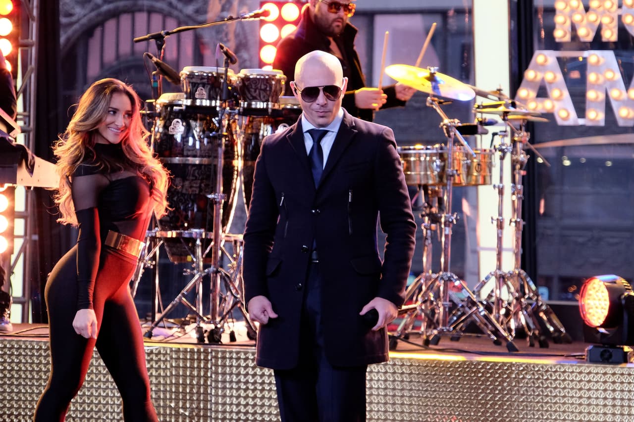 El 2016 se augura un año sumamente exitoso en el plano artístico y comercial, giras y nuevos negocios no vinculados exactamente a su carrera. Ciertas decisiones personales pueden causarle controversia hacia mediados de año entre grupos políticos. Su vida romántica se ve muy florida, pero sin una relación estable que implique un compromiso serio.