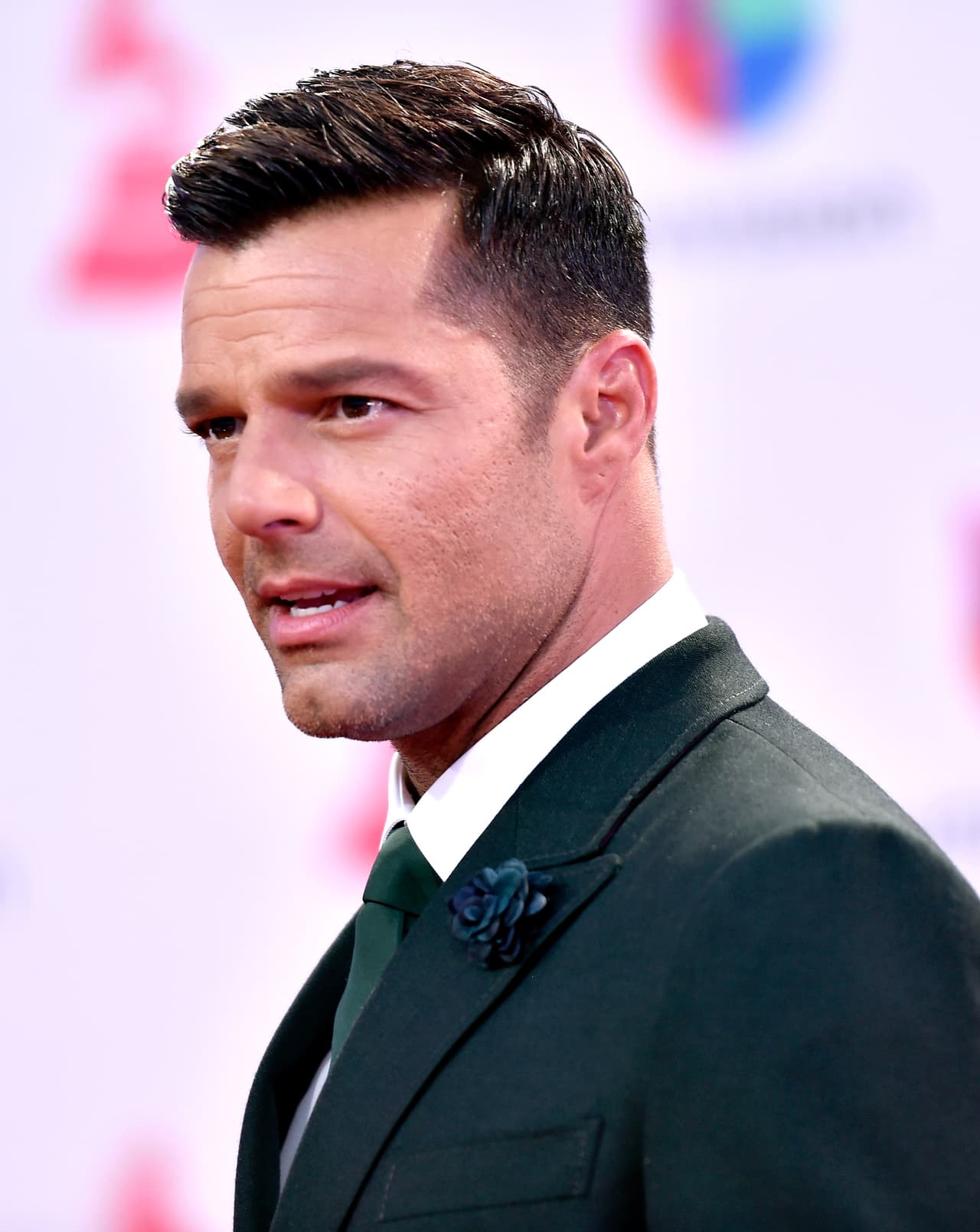 Ricky Martin. El año 2016 se presenta muy favorable para el ídolo boricua capricorniano, querido además por su dedicación a las causas filantrópicas y de ayuda a los menos protegidos en la sociedad. La influencia cósmica en su horóscopo le coloca en medio de una vorágine de acción y reacción. Algo que siempre preguntan sus admiradores se relaciona con su vida amorosa, en este año no se ven relaciones estables de ese tipo ni matrimonios