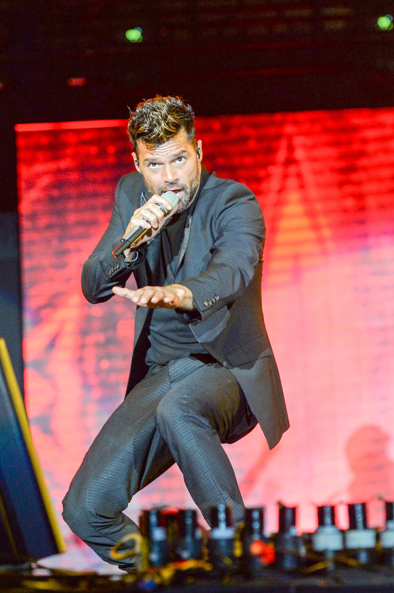 Más bien una etapa de exploración sentimental en que su principal interés estará dado en su carrera, su desarrollo personal y los planes sociales que patrocina. Hacia mediados de año recibirá condecoraciones y reconocimientos por su trabajo social. El segundo semestre será muy exitoso en el plano profesional con incursiones en el teatro de Broadway y en otros proyectos de gran envergadura.