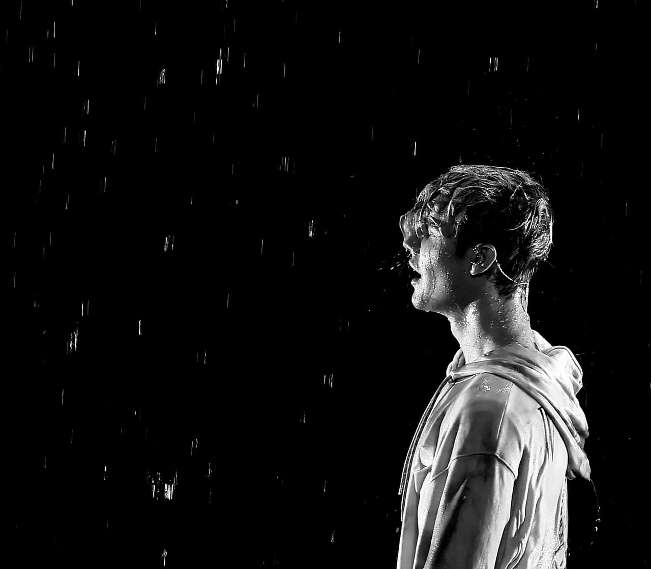 Tanto en su vida personal como en sus relaciones sentimentales. Hay buenas noticias para sus seguidoras femeninas todo indica que permanecerá soltero durante todo el año. La energía dinámica de su horóscopo le vuelca más hacia el trabajo y felizmente, sus problemas pasados con la ley, parecen haberle ayudado mucho a su formación estructural en esta etapa que dejará de ser un “chico rebelde” para ser algo diferente.