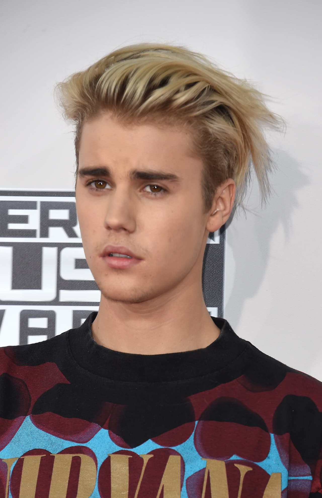 Justin Bieber. Con su Sendero de la Vida en el número nueve (marzo 1 de 1994) que coincide precisamente con el número del año 2016 (2+0+1+6=9) tenemos que se presenta un año verdaderamente crucial para el joven intérprete adorado por sus “fans”. Le energía que impera en su horóscopo pisciano le catapulta a nuevos horizontes, sobre todo dentro de su carrera profesional. Está entrando en una etapa de madurez emocional que le ayudará muchísimo.