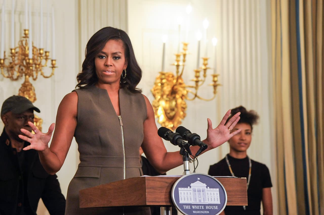 Se sentirá inspirada para proseguir sus planes después de terminar su función en la Casa Blanca y avanzará en la idea de una organización o fundación internacional dirigida a los niños de diferentes países que será muy exitosa y se convertirá en uno de sus principales objetivos para el año. Su salud está bien auspiciada así como su relación familiar.