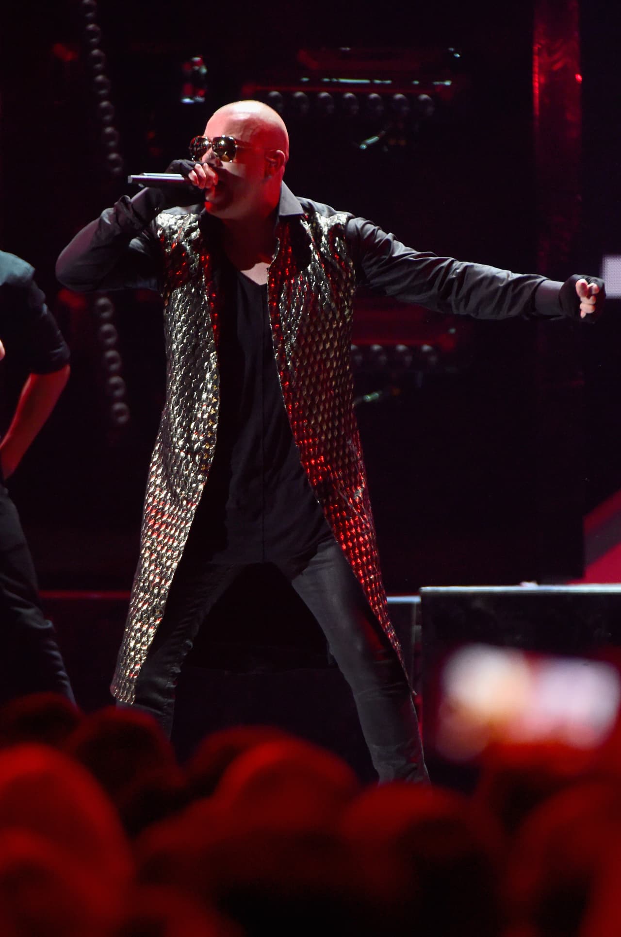 Wisin. El intérprete y compositor de reggaeton nació bajo el signo de Sagitario y en el Sendero de la Vida número dos. Debido a los tránsitos en su Carta Natal ahora está bajo el efecto del retorno de Saturno por su signo, un evento que ocurre cada 30 años y marca un “antes y un después”. Su carrera continuará en ascenso efectuando grabaciones con personalidades destacadas del mundo de la música y en el plano sentimental, feliz con su esposa.