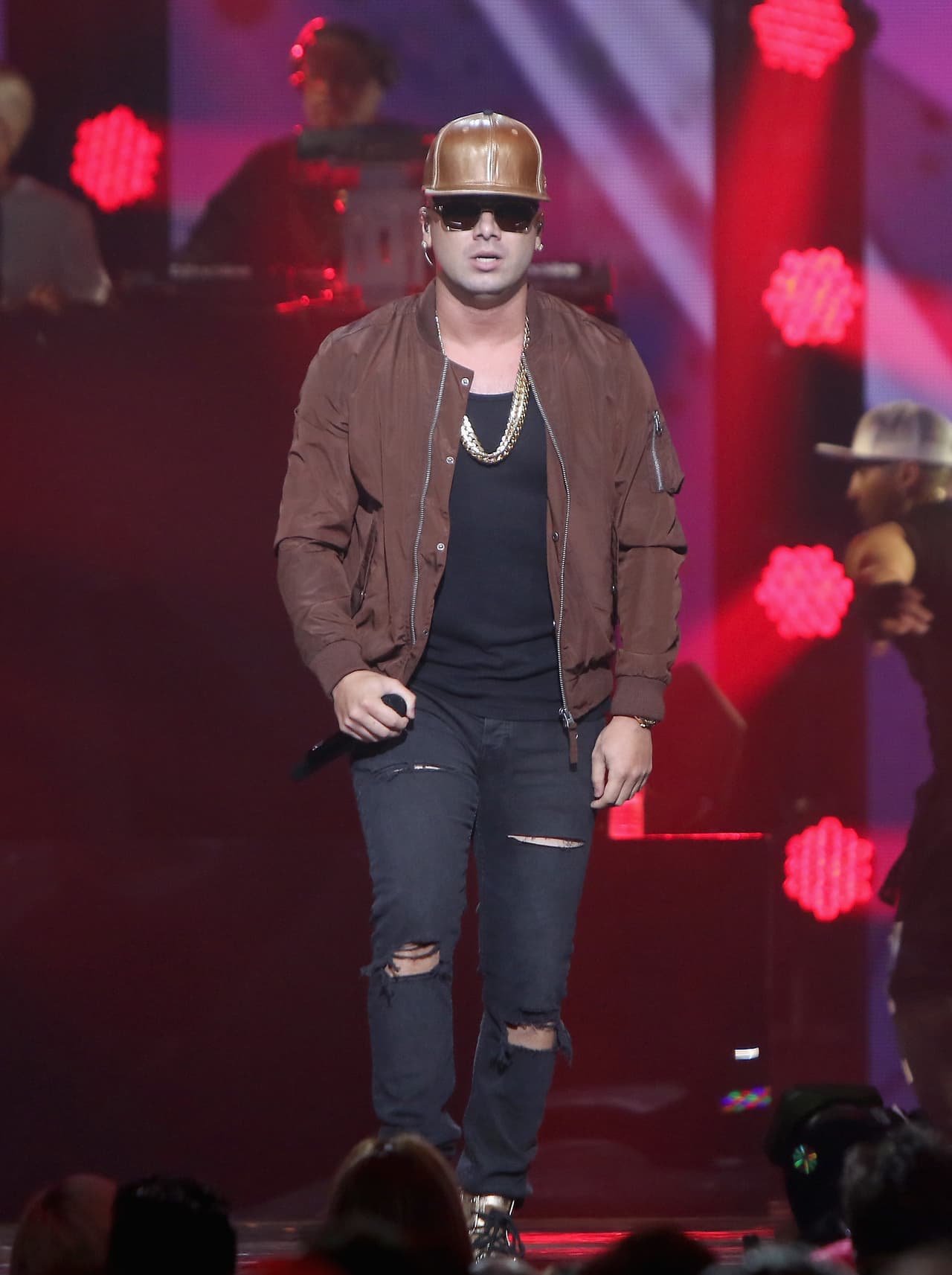 Hacia el mes de septiembre, con el efluvio de los eclipses, deberá tener cuidado al viajar en los aviones debido a interrupciones, no significa accidentes ni problemas serios sino trastornos evitables que deberá conocer de antemano para que lo vayan a causar problemas con sus contratos y obligaciones legales.