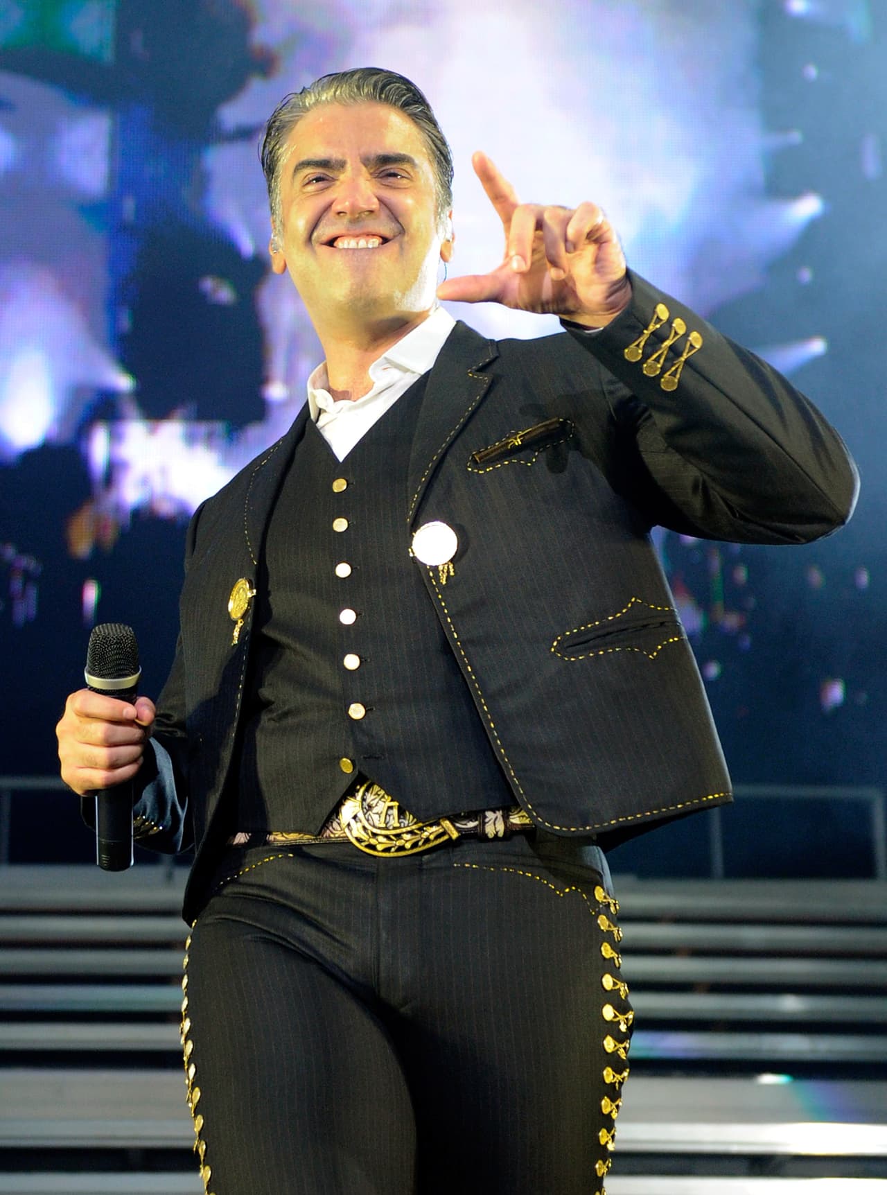 Podría mantenerlo alejado de los escenarios durante un tiempo prudencial mientras se recupera, felizmente, no se trata de nada grave. El otro ciclo de los eclipses, en septiembre, también presenta algunas dificultades, relacionadas más bien con su familia, su padre la leyenda Vicente Fernández y ciertas cuestiones legales dudosas que requerirán su intervención personal para esclarecerlo todo. Siguen sus éxitos profesionales.