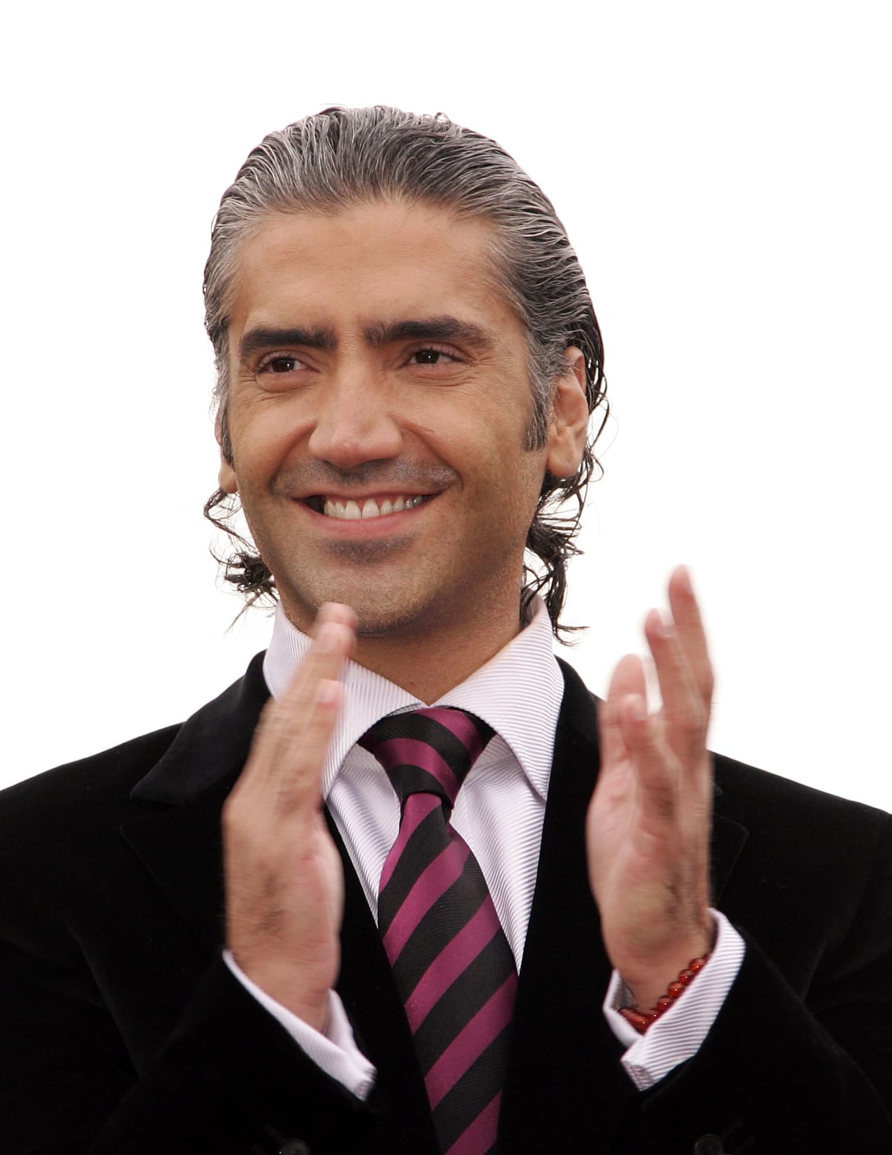 Alejandro Fernández. Para el “Potrillo” mexicano, un nativo de Tauro con su Sendero de la Vida en el número uno el año 2016 se presenta espectacular ya que marca el ciclo de los comienzos e inicios, una verdadera revolución interior y exterior que asombrará a todos. Su vida sentimental se fortalece y la relación con sus hijos se intensifica. El efluvio de los eclipses de marzo, sin embargo, causa un problema de salud en su voz.