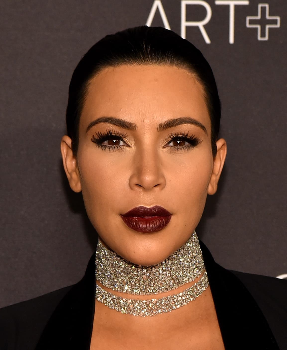 Kim Kardashian. Nacida bajo Libra con su Sendero de la Vida en el cuatro la “socialité” como suelen llamarle por sus presentaciones en los shows de televisión donde expuso su vida personal. Este año su relación con Kanye West se sigue fortaleciendo y aunque existe la posibilidad de otro embarazo, de ocurrir el mismo sería para el último trimestre del año. El 2016 con su ciclo nueve también marcará otros destinos dentro de la modelo armenia.