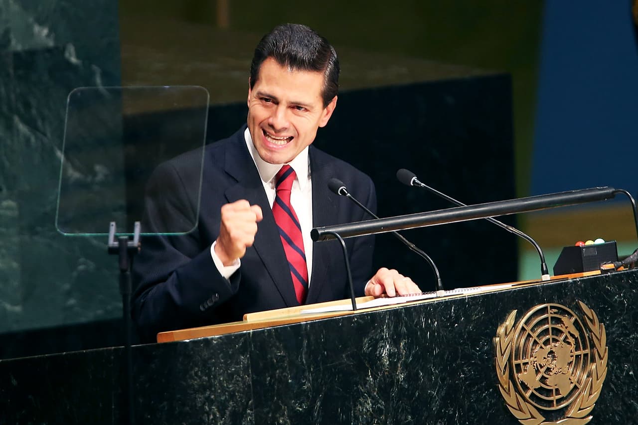 Enrique Peña Nieto. Para el Presidente de México el año se presenta algo difícil en el plano personal pues con su Sendero de la Vida en el 4 y varios planetas en tránsito retrógrado por su horóscopo podría verse envuelto en ciertos escándalos hacia la época de los eclipses. Su gestión presidencial estaría algo comprometida para esa fecha.