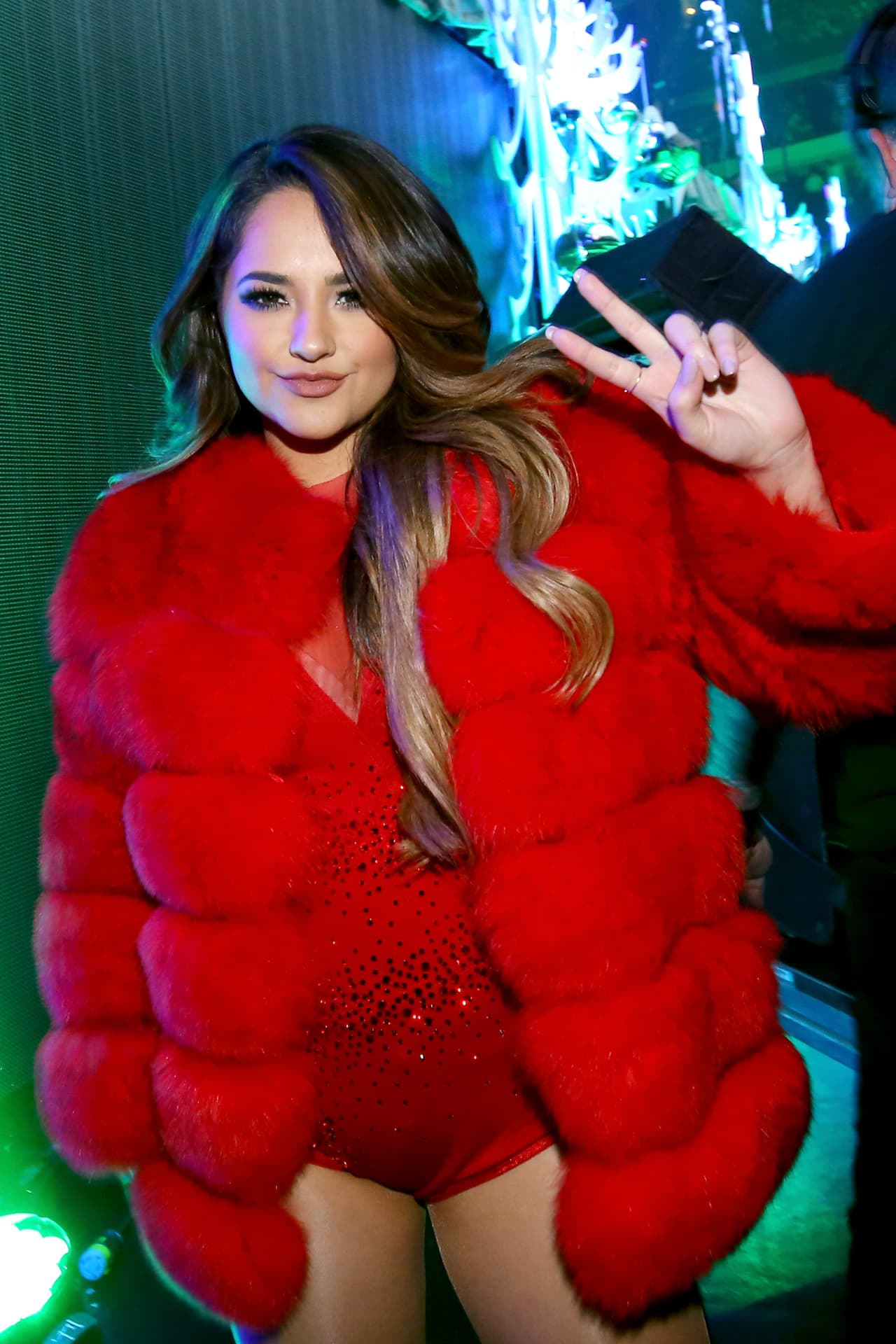 Becky G. Para Rebbeca Marie Gomez, más conocida como Becky G, una pisciana con su Sendero de la Vida en el número cuatro tendrá un año excelente en términos artísticos y su voz en contra de la discriminación racial, social y etnológica será escuchada por millones. Sentimentalmente está en esa etapa de la vida en la que se exploran diferentes avenidas, pero no se observa ningún tipo de compromiso serio o relación de pareja.