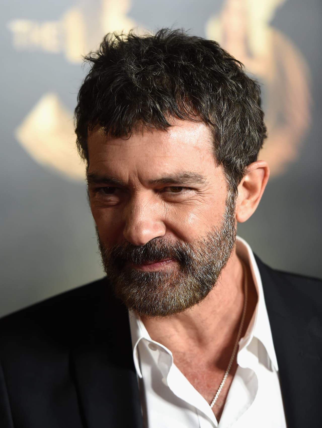 Antonio Banderas. Para este andaluz inquieto nacido bajo el signo de Leo y con el Sendero de la Vida en el número siete el año 2016 presenta cualidades singulares dentro de su horóscopo. La incidencia cósmica le inclina más aún a sus negocios en su natal Andalucía, el área de los vinos y los perfumes donde cosechará muchos éxitos introduciendo nuevas modalidades. Nuevos proyectos cinematográficos acapararán su atención.