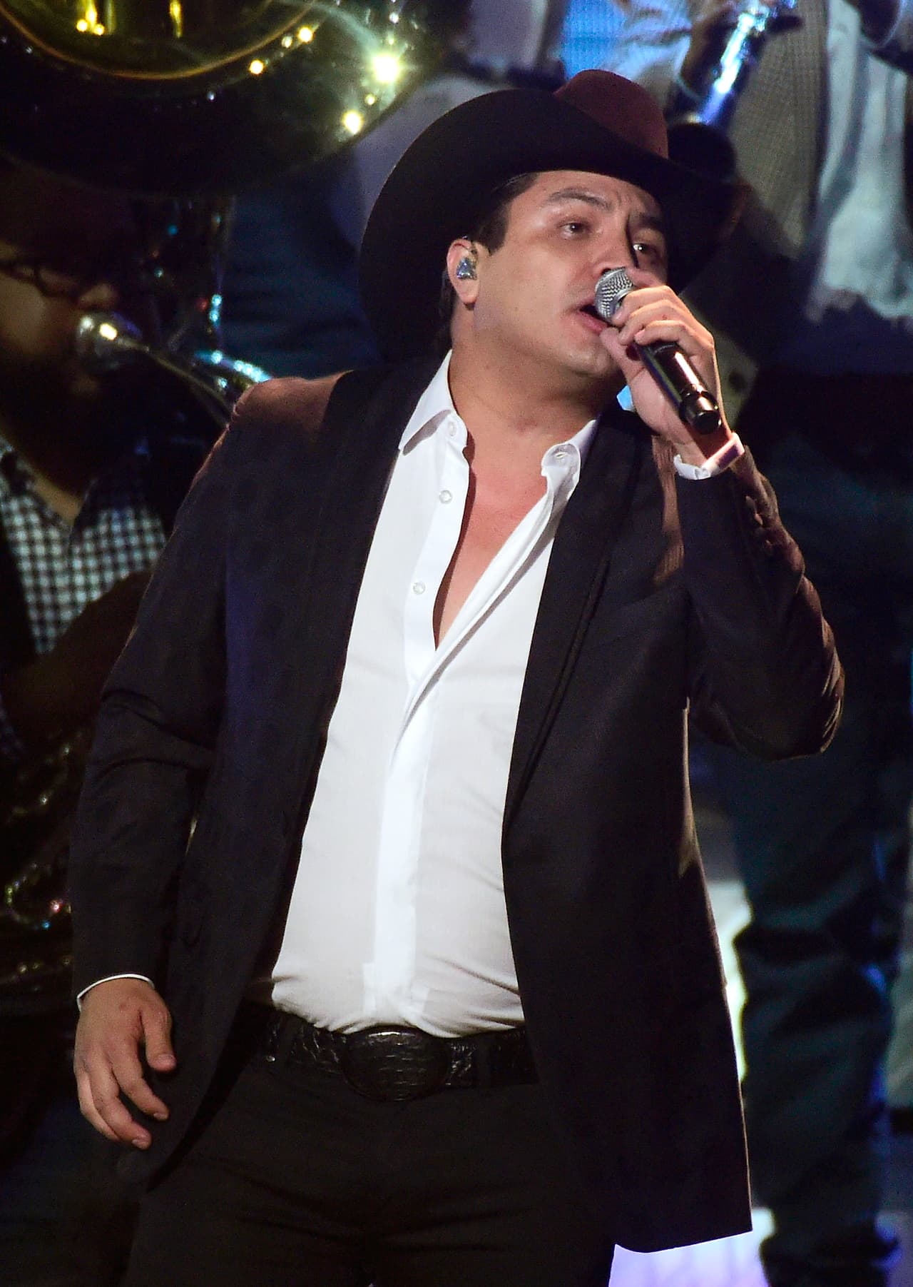 Su vida en pareja se fortalece y la llegada de un nuevo miembro a la familia que le servirá de inspiración a todos. Nuevas giras y compromisos le mantendrán viajando, de ahí la necesidad de tomar especial cuidado durante el eclipse de marzo a fin de evitar obstáculos y contratiempos inesperados. Las perspectivas para Julión, su carrera y familia son muy favorables.