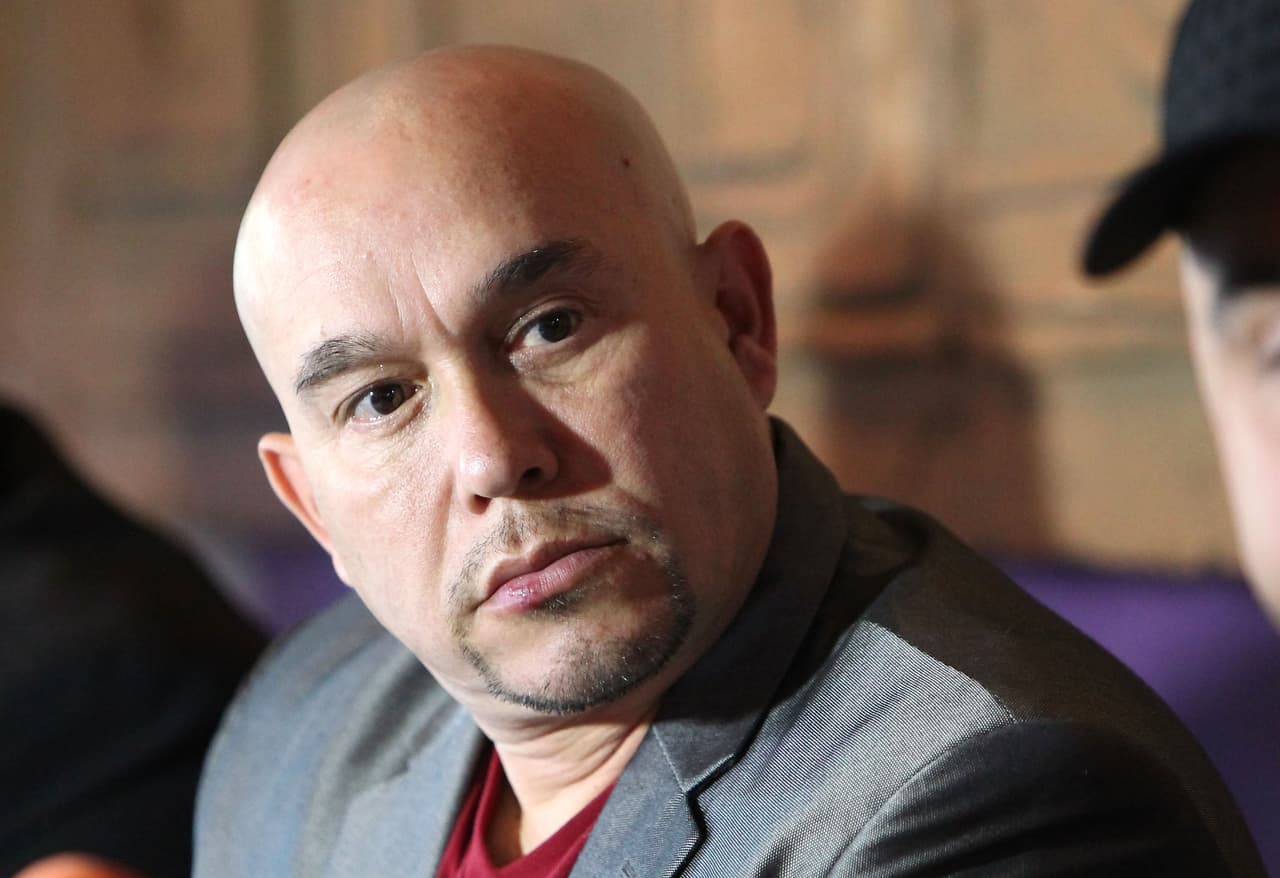 Lupillo Rivera. Nacido el 30 de enero de 1972 Lupillo Rivera pertenece a Acuario y curiosamente el día que nació ocurría un eclipse de Luna en su signo opuesto, de ahí que los efluvios de los eclipses siempre tienen singular importancia en su vida. Este año, en marzo y septiembre, habrá eclipses y durante ese ciclo deberá cuidar mucho su salud y su vida emocional en general. La energía imperante en su Carta Natal le acerca más a su familia