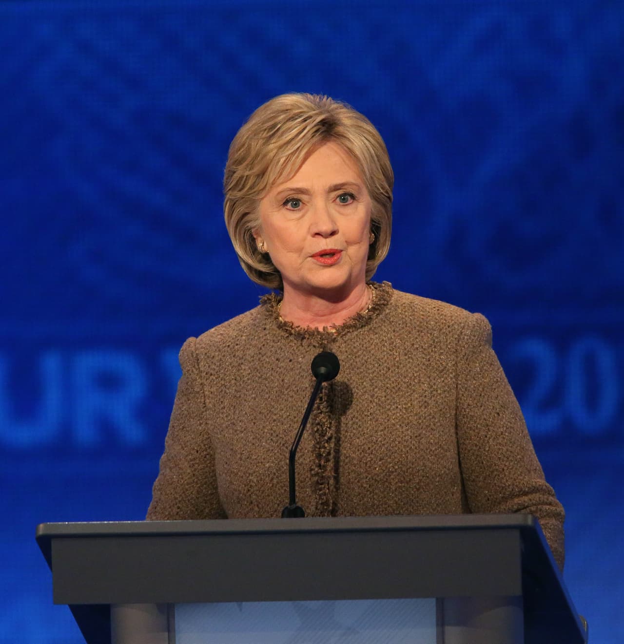 Hillary Clinton. Nacida bajo el signo de Escorpión con el Sendero de la Vida en el Número 3 y en el año chino del Jabalí de Fuego el año se presenta con muchos retos para la candidata presidencial del Partido Demócrata en las próximas elecciones presidenciales. El 2016 será el Año del Mono de Fuego y las perspectivas no son malas, aunque no del todo favorables pues deberá enfrentar situaciones tensas en el orden personal y político.