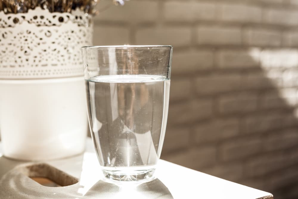 Ahora, coloca el vaso con los tres ingredientes dentro de la habitación que quieras limpiar o donde sientas que la energía es más pesada. Déjalo ahí asegurándote que nada ni nadie lo moleste durante todo un día entero.