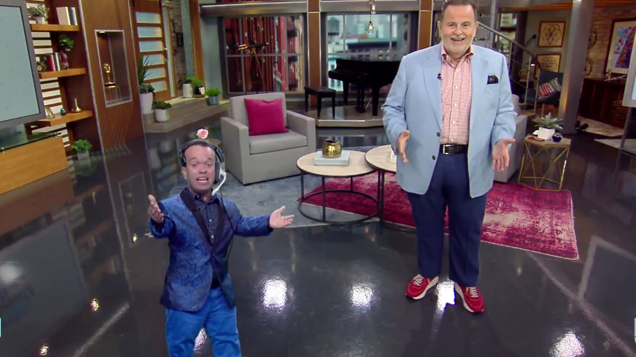 'Carlitos' aparece y desaparece en realidad virtual, al igual que la maestra de Pitbull en Premios Juventud