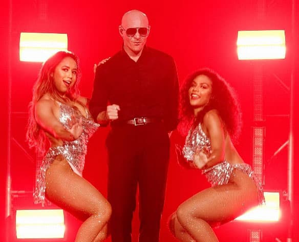 Y rodeado de chicas coquetas y bellas, como siempre está en sus conciertos.