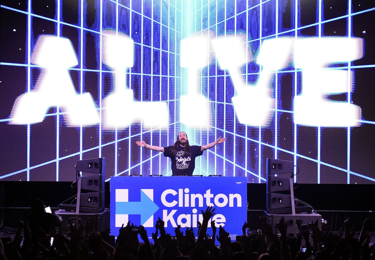 Por su parte, el dj Steve Aoki hizo campaña por Hillary Clinton en Las Vegas, Nevada, el 3 de noviembre.