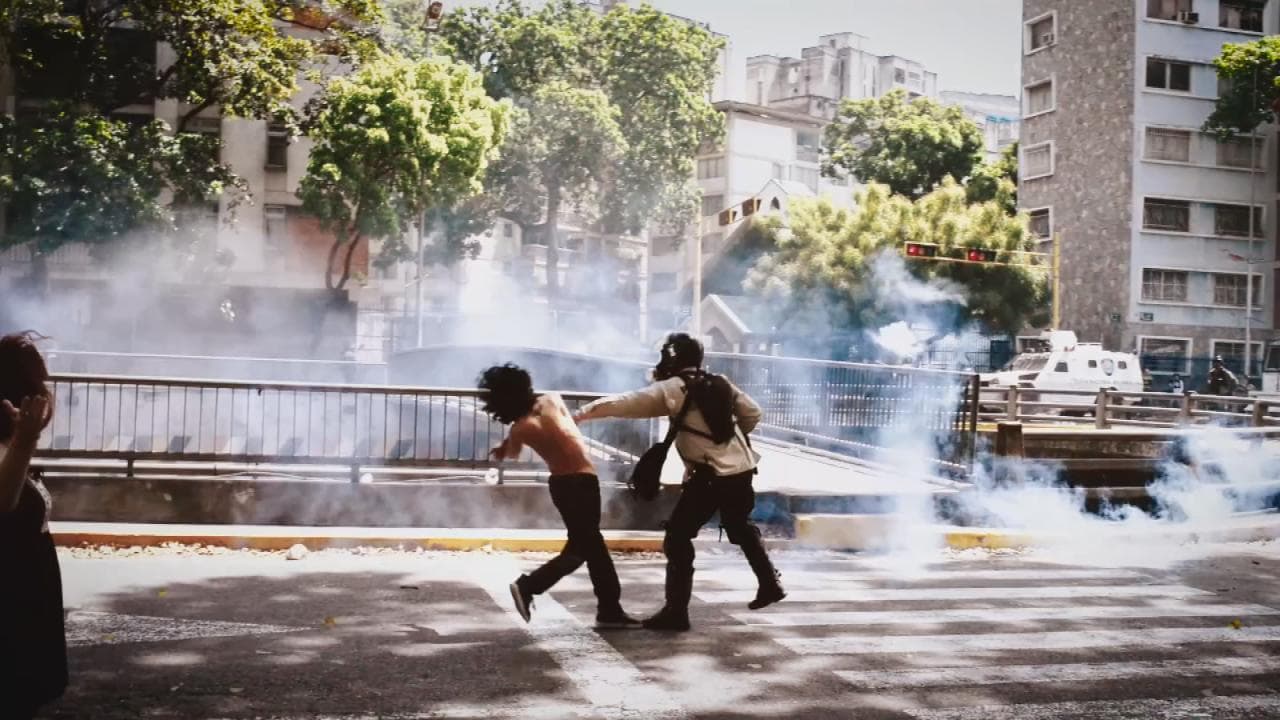 Habla el fotógrafo del video viral que muestra la represión en Venezuela: "La gente perdió el miedo y reta a los policías"