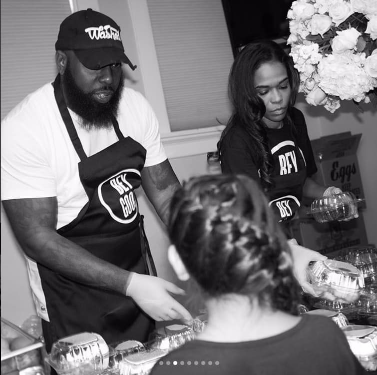 Michelle Williams también estuvo en este evento altruista acompañando a su amiga. "Todos ustedes son mi familia,
<b> </b>Houston es mi hogar y le doy gracias a dios por estar a salvo, que sus hijos están a salvo", dijo Beyonce a los medios que la acompañaron.