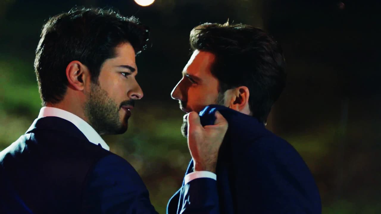 Al saber que Emir era el causante de todo el dolor en su amada, Kemal no dudó en enfrentarlo y asegurarle que tarde o temprano recobraría su libertad para que estuvieran juntos.