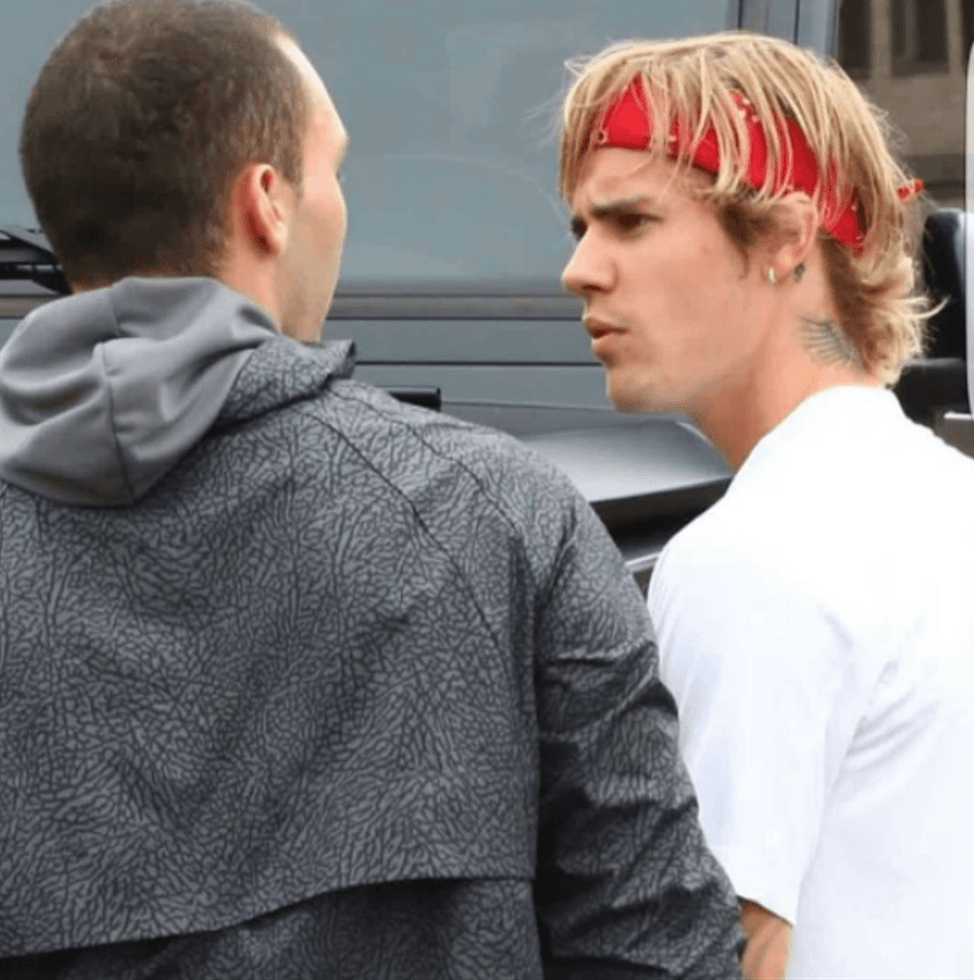 EL cantante ya ha hecho público que está harto de las fotos, pero pocos esperaban su reacción: con un manotazo tumbó el teléfono celular del argentino.