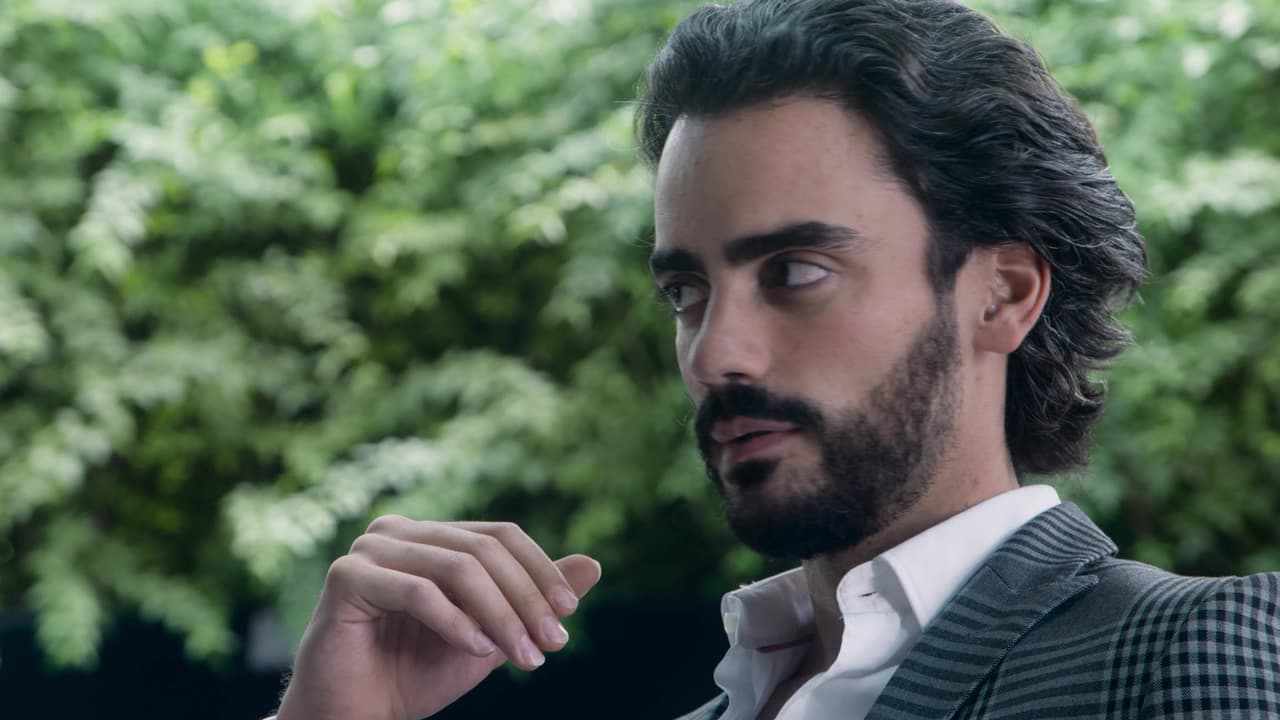 Frente a Catalina Creel, Alejandro es una persona sin voluntad. Se deja dominar por completo por ella.