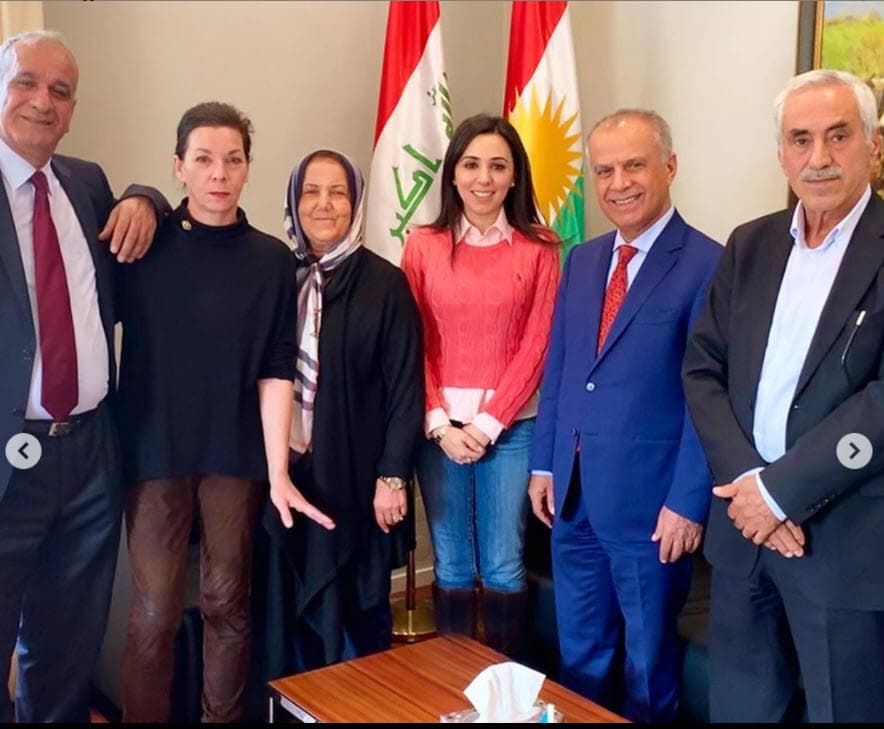 Su padre es kurdo y su madre tiene raíces mexicanas. Es activista y filántropa. 
<br>